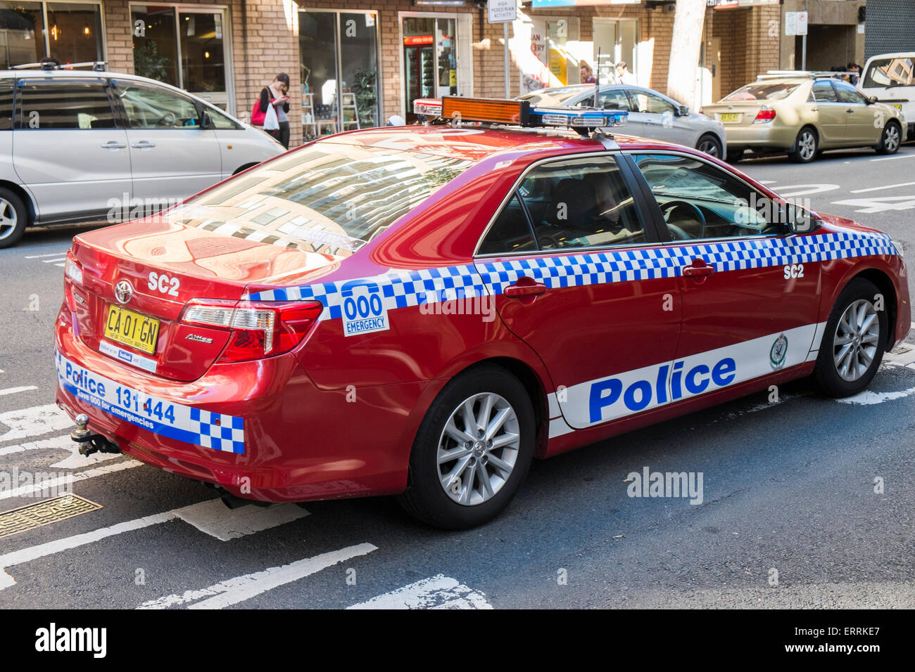 Funzionario di polizia a Sydney nel pilotaggio di un rosso/marrone rossiccio toyota automobile della polizia di Sydney, Australia Foto Stock