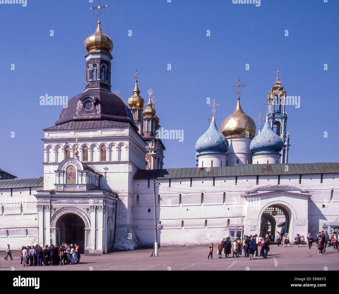 Giugno 10, 1989 - Sergiyev Posad, Oblast di Mosca, Russia - La Porta Santa, il cancello principale per l'antico monastero della Trinità di San Sergio, e l'assunzione Gate. Dietro di esso sono le torri del Gateway la chiesa di San Giovanni Battista, le cupole a cipolla della Dormizione (Cattedrale dell'Assunzione) e la Torre Campanaria. Il Trinity Lavra (Monastero di San Sergio è il più importante monastero russo-fortezza e il centro spirituale della Chiesa Ortodossa Russa. Fondata nel XIV secolo da San Sergio di Radonezh, quello della Chiesa è più altamente venerata, santi, è 70 km (44 mi). nord-est Foto Stock