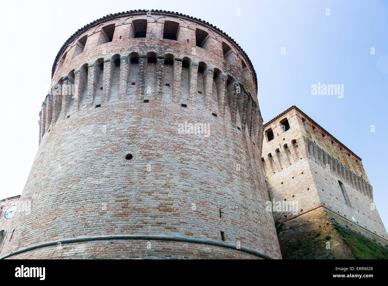 Il senso profondo della storia sottolinea questa fortificazione militare del 1400 nel Nord Italia in Emilia Romagna, nel centro del piccolo paese vecchio villaggio di Riolo Terme. Foto Stock