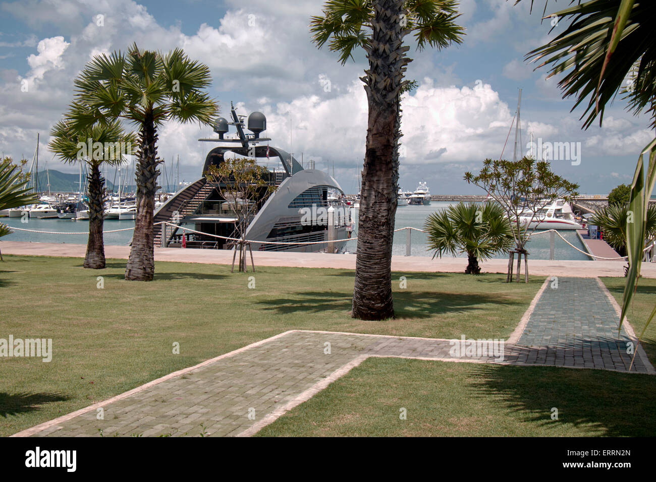 Yacht di lusso ormeggiato in una località marina tropicale. Thailandia, S. E. Asia Foto Stock