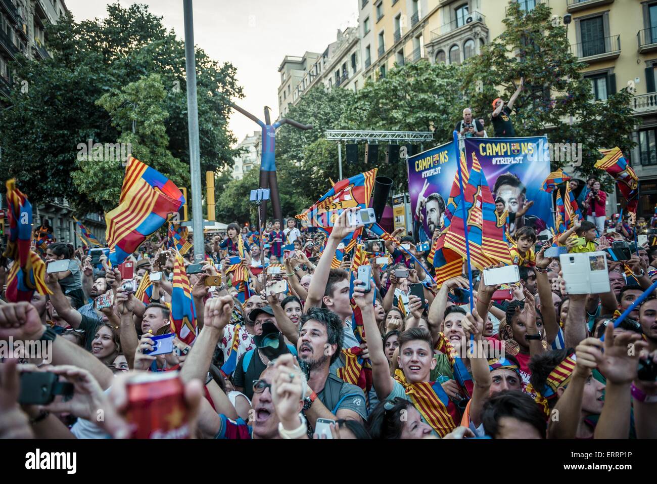 Barcellona, in Catalogna, Spagna. Il 7 giugno, 2015. Decine di migliaia di "cules' riempiono le strade per seguire il FC Barcelona open top bus Victory Parade dopo aver vinto il 2° "triplice" nella storia del club Credito: Matthias Oesterle/ZUMA filo/ZUMAPRESS.com/Alamy Live News Foto Stock