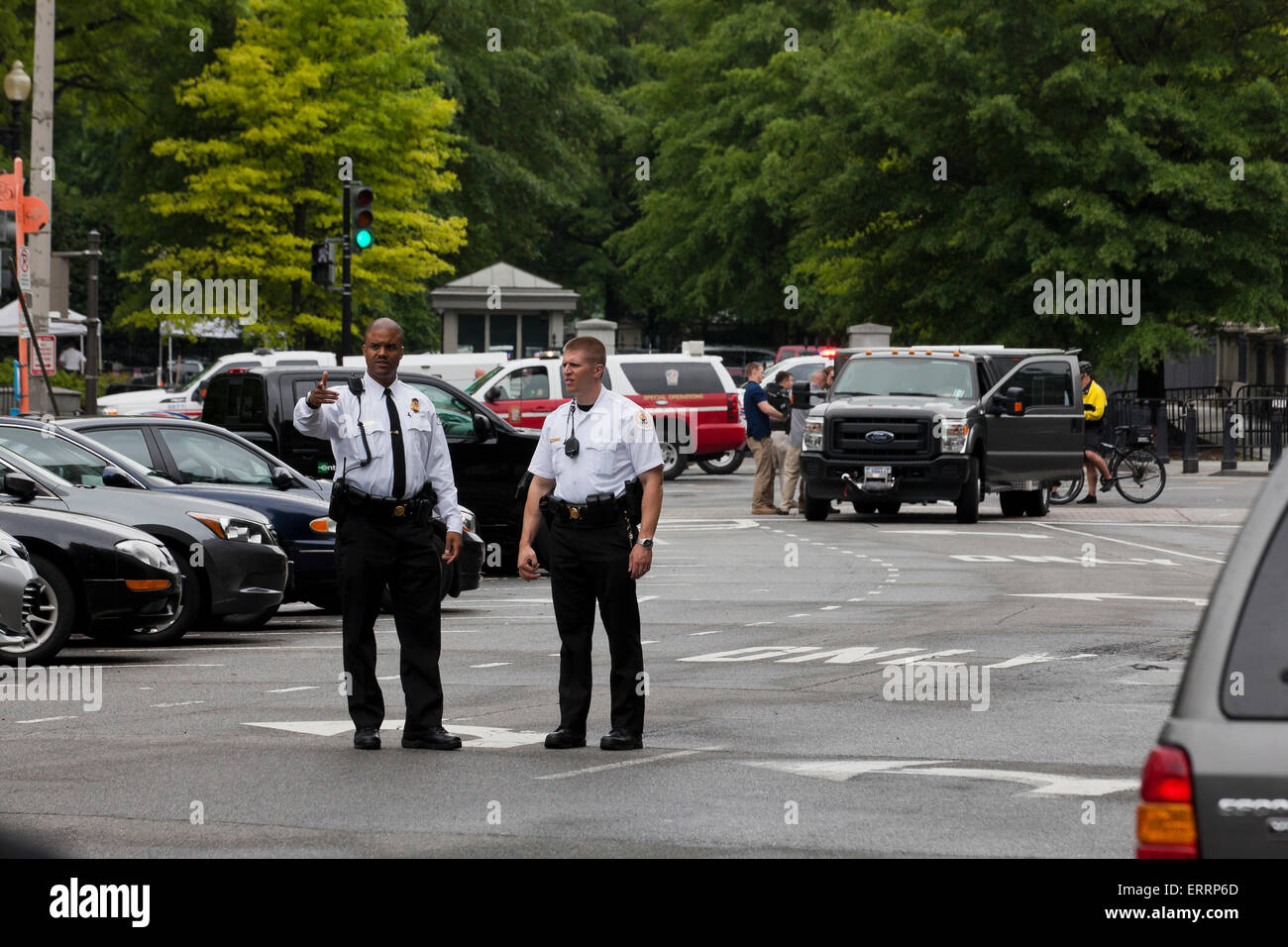 Il servizio segreto in uniforme degli ufficiali di polizia a scena del crimine - Washington DC, Stati Uniti d'America Foto Stock