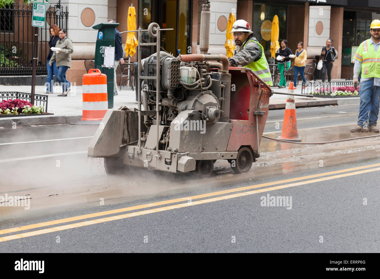 Costruzione comunale dei lavoratori che utilizzano camminare dietro di asfalto vide, Diamond Core macchina di taglio - USA Foto Stock