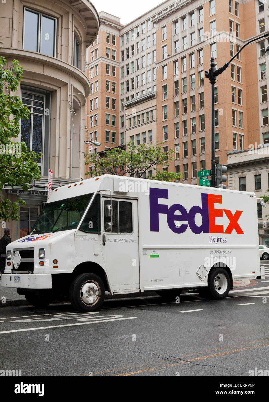 FedEx carrello parcheggiato di fronte a edifici adibiti a ufficio - Washington DC, Stati Uniti d'America Foto Stock