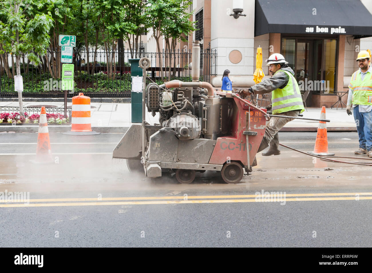 Costruzione comunale dei lavoratori che utilizzano camminare dietro di asfalto vide, Diamond Core macchina di taglio - USA Foto Stock