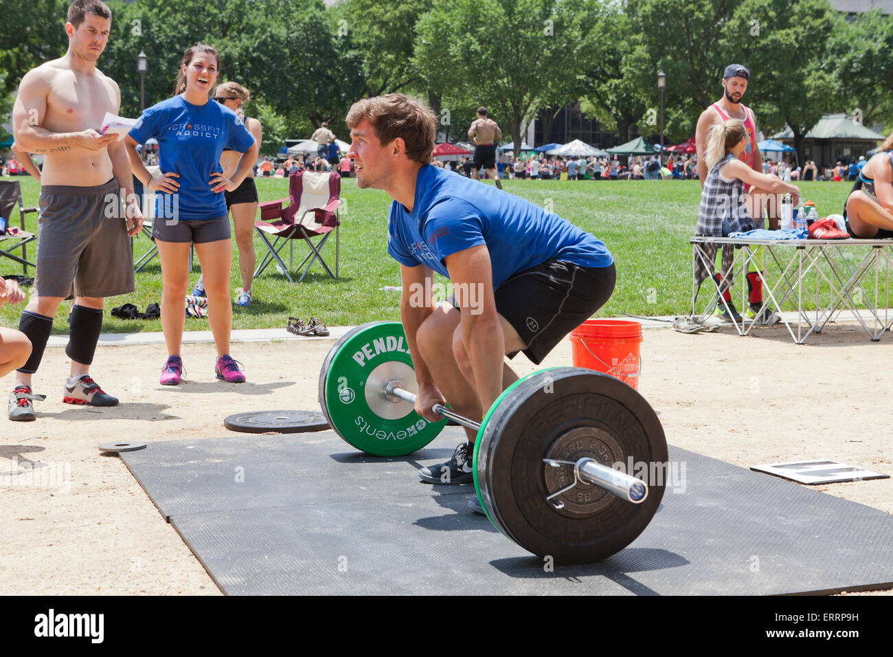 Uomo di eseguire il sollevamento pesi ad un outdoor programma fitness - USA Foto Stock