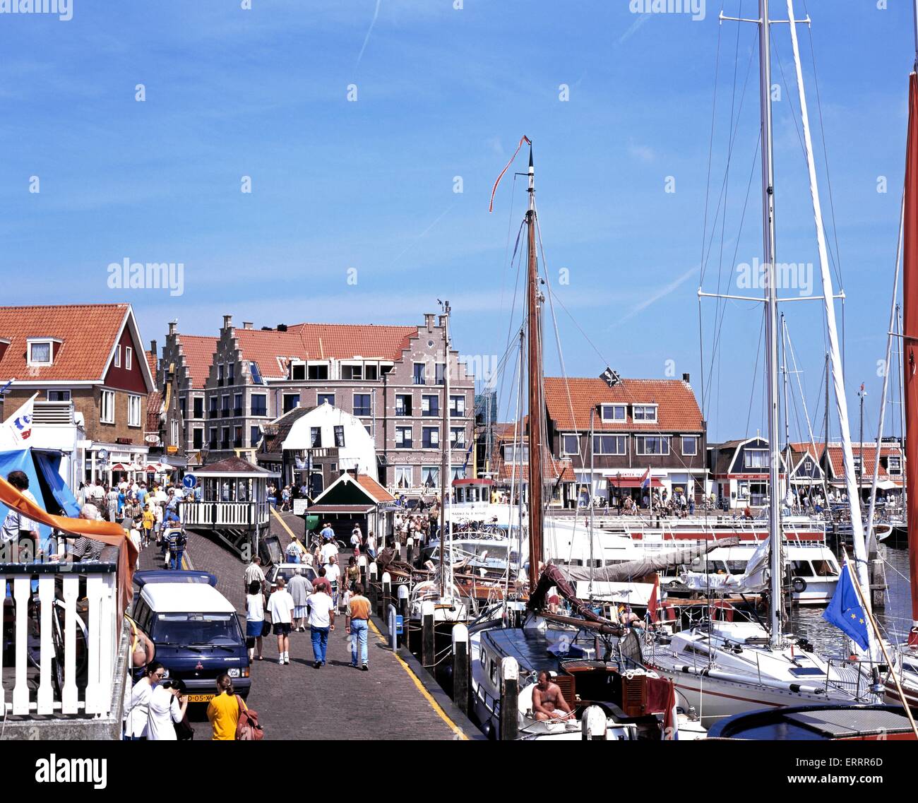I turisti a piedi lungo la banchina via dello shopping durante la stagione estiva, Volendam, Holland, Paesi Bassi, l'Europa. Foto Stock