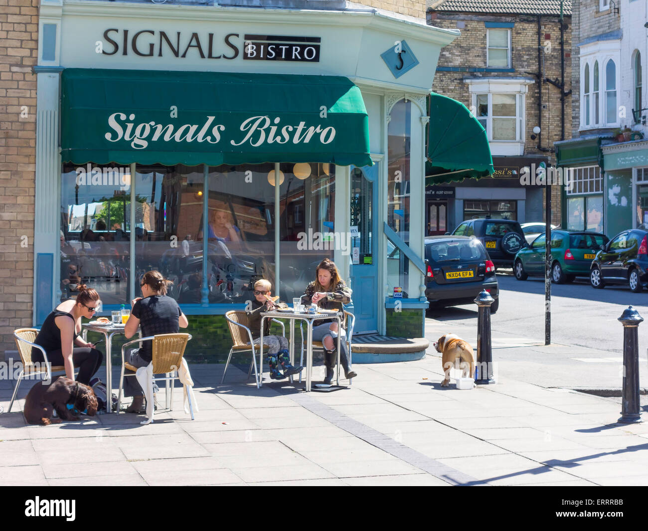 I clienti con cani gustando la prima colazione in estate il sole a segnali Bistro Saltburn dal Sea North Yorkshire Inghilterra Foto Stock