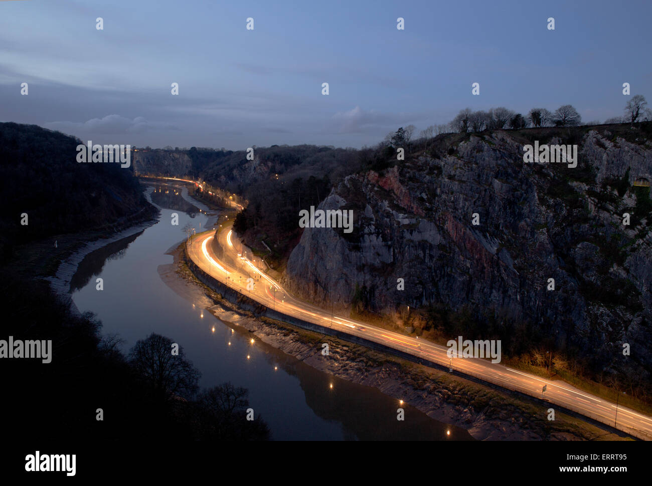 Avon Gorge di notte con percorsi di luce dal traffico che mostra una lenta velocità di otturatore. Bristol, Inghilterra, Regno Unito. Foto Stock