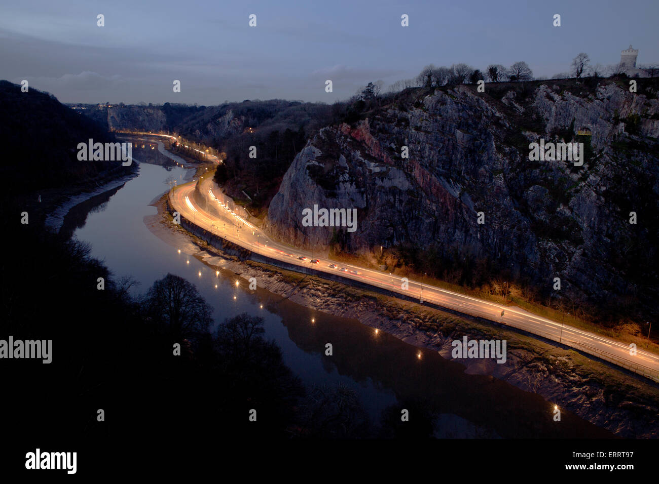 Avon Gorge di notte con percorsi di luce dal traffico che mostra una lenta velocità di otturatore. Bristol, Inghilterra, Regno Unito. Foto Stock