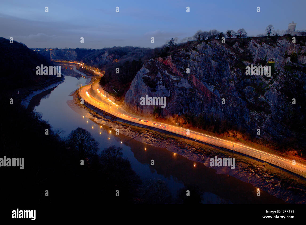 Avon Gorge di notte con percorsi di luce dal traffico che mostra una lenta velocità di otturatore. Bristol, Inghilterra, Regno Unito. Foto Stock