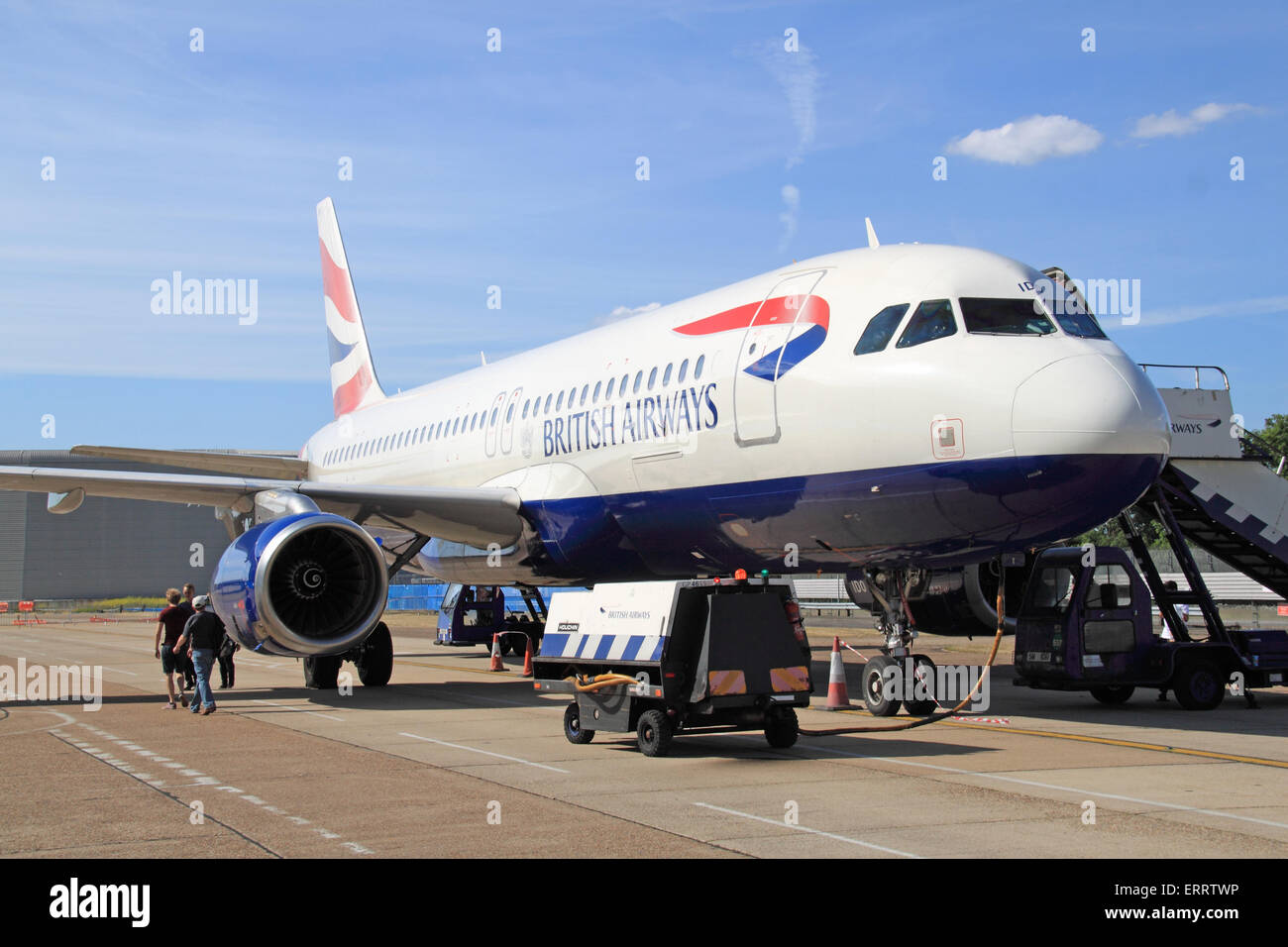 Airbus A319 alla British Airways Explore and Discover Day, domenica 7th giugno 2015. BA Engineering and Operations base, London Heathrow Airport, London Borough of Hillingdon, Inghilterra, Gran Bretagna, Regno Unito, Regno Unito, Europa. Evento "Open Day" per il personale di BA e i loro ospiti. Tour in cabina, mostre, bancarelle, intrattenimento, cibo e bevande. Credito: Ian bottle/Alamy Live News Foto Stock