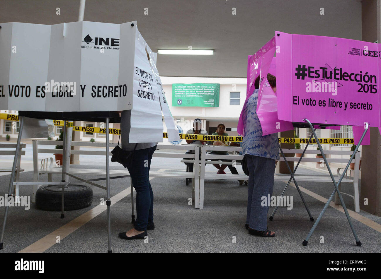 Monterrey, Messico. Il 7 giugno, 2015. I cittadini di compilare le schede in corrispondenza di una stazione di polling, a Monterrey, Nuevo Leon, a nord del Messico il 7 giugno 2015. © Juan Carlos Perez/NOTIMEX/Xinhua/Alamy Live News Foto Stock