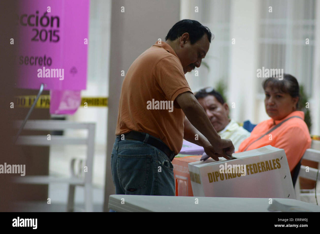 Monterrey, Messico. Il 7 giugno, 2015. Un uomo getta il suo voto in un seggio a Monterrey, Nuevo Leon, a nord del Messico il 7 giugno 2015. © Juan Carlos Perez/NOTIMEX/Xinhua/Alamy Live News Foto Stock