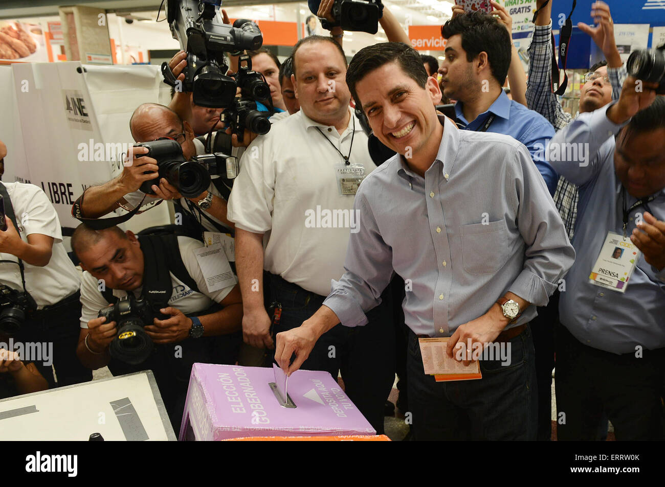 Monterrey, Messico. Il 7 giugno, 2015. Il candidato per la carica di governatore di Nuevo Leon di Azione Nazionale Partito (PAN, per il suo acronimo in spagnolo), Felipe de Jesus Cantu getta il suo voto in un seggio a Monterrey, Nuevo Leon, a nord del Messico il 7 giugno 2015. © Juan Carlos Perez/NOTIMEX/Xinhua/Alamy Live News Foto Stock