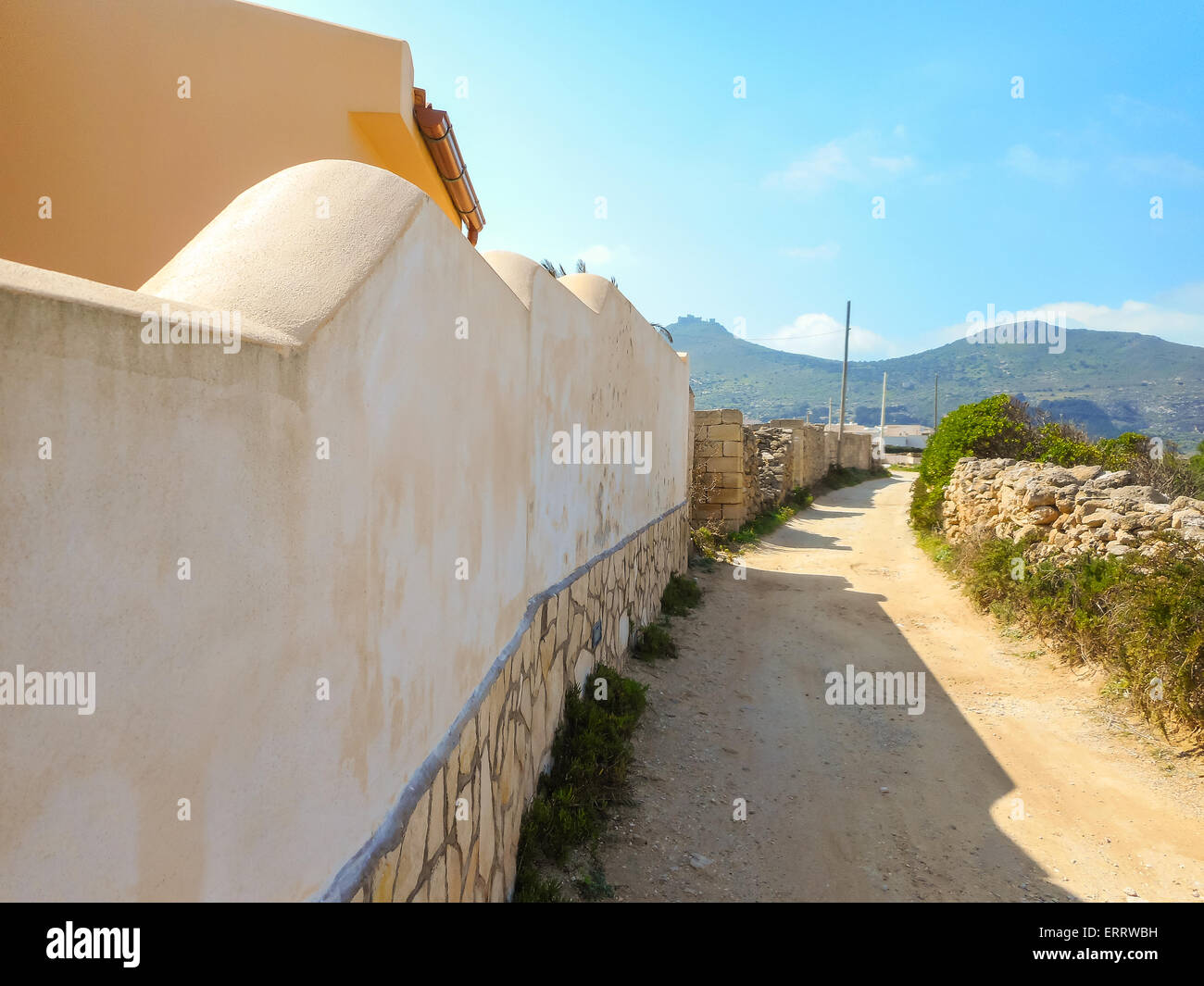 Recinzione in pietra sull'isola siciliana di Favignana Foto Stock