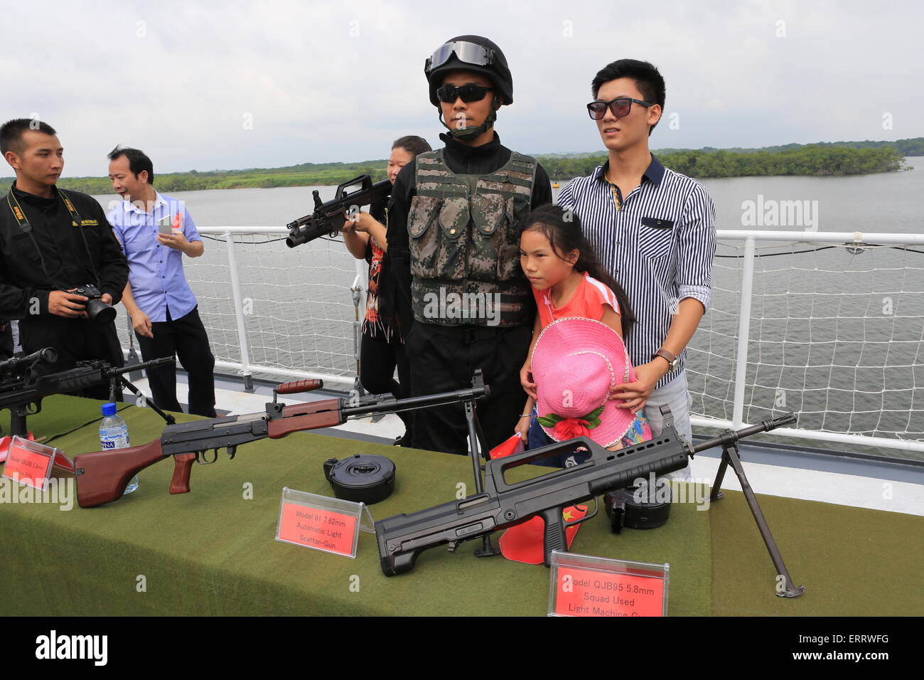 Guayaquil, Ecuador. Il 7 giugno, 2015. Persone posano con un soldato della  ricerca oceanografica nave Zhu Kezhen di Guayaquil, Ecuador, il 7 giugno  2015. La ricerca oceanografica nave Zhu Kezhen della Marina