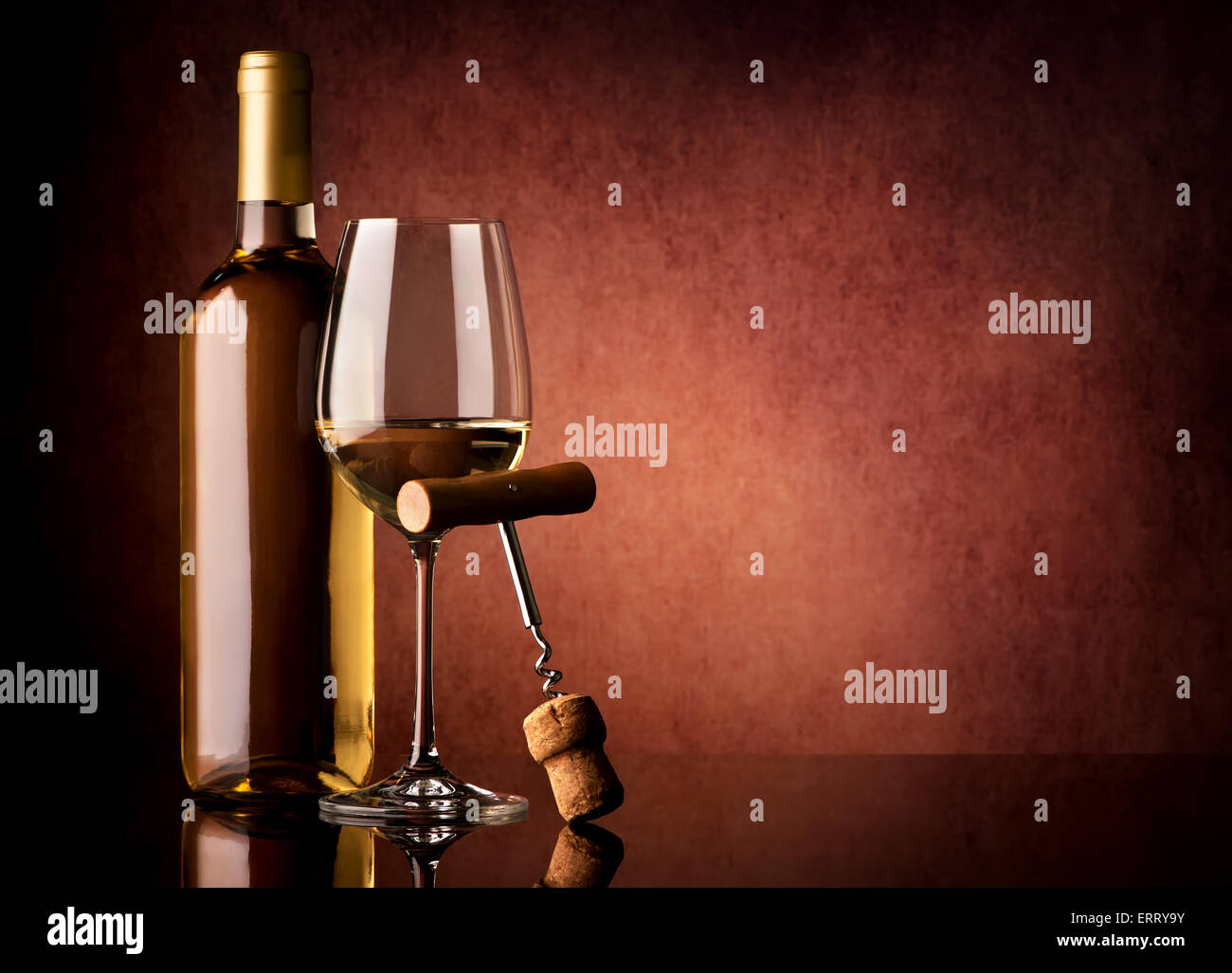 Vino bianco e un cavatappi su un sfondo vinosa Foto Stock