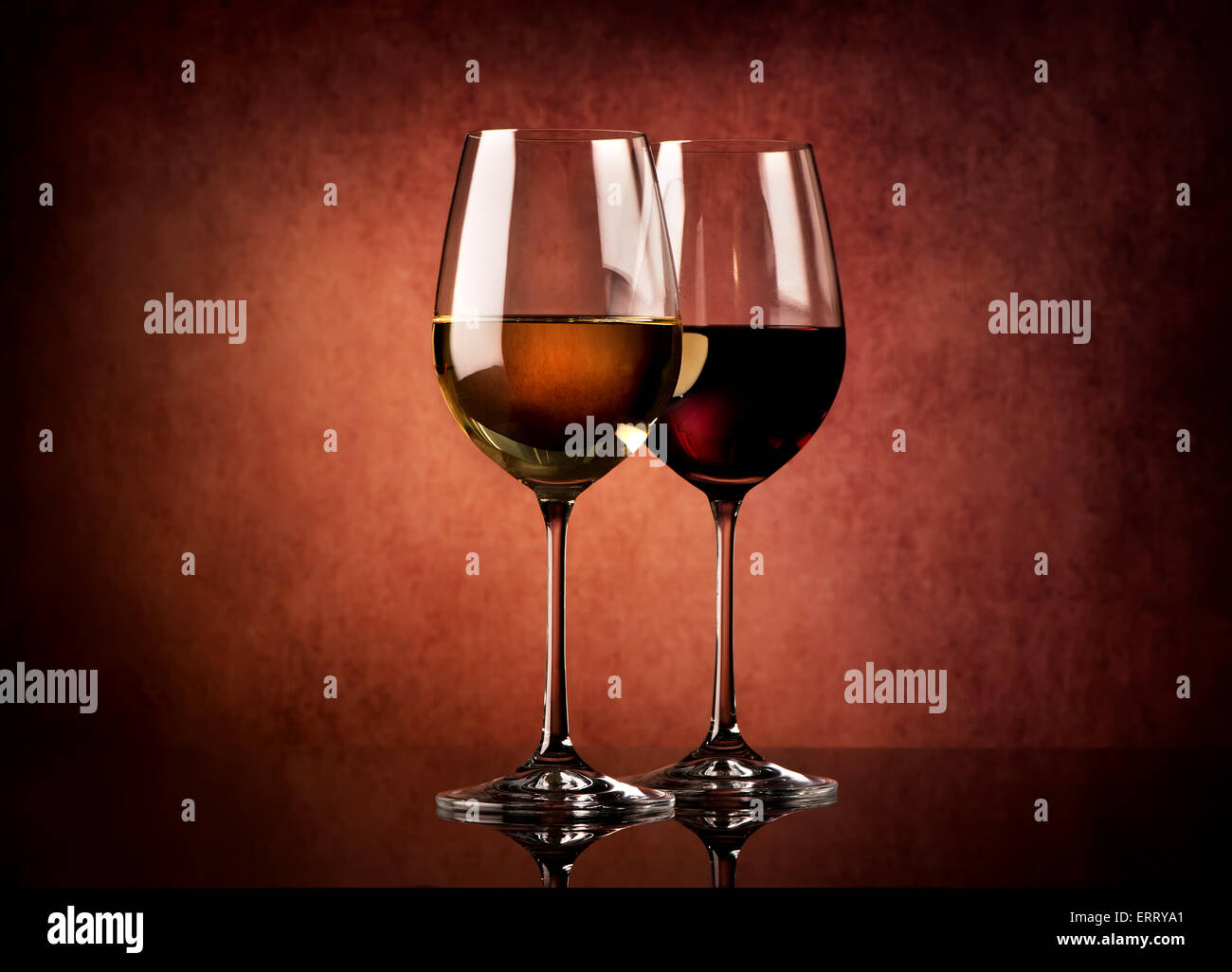 Due bicchieri di vino su uno sfondo a trama Foto Stock