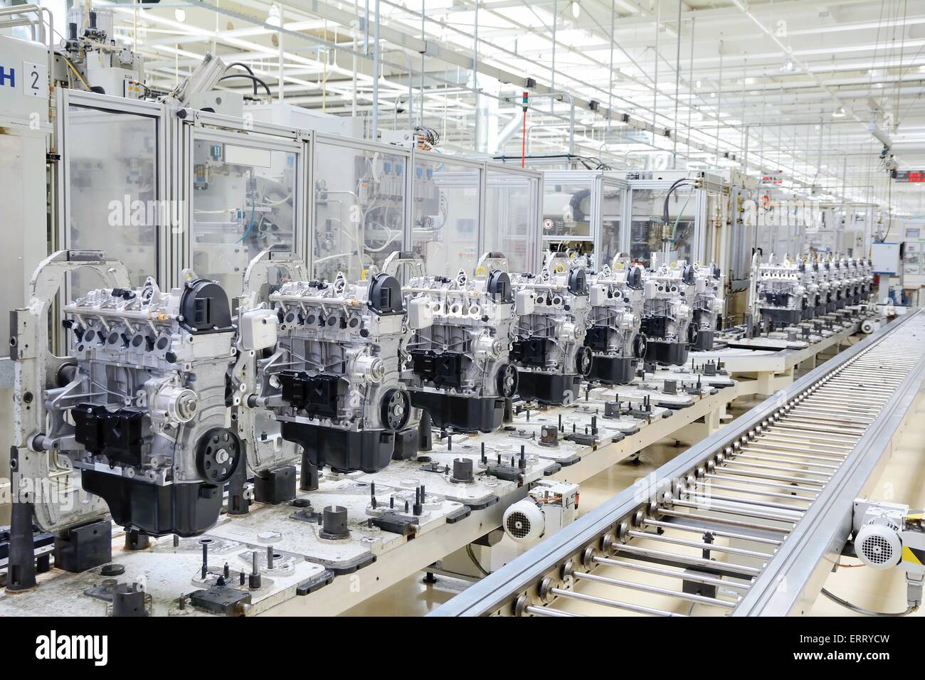 Linea di produzione per la fabbricazione di motori nella fabbrica di automobili. Foto Stock