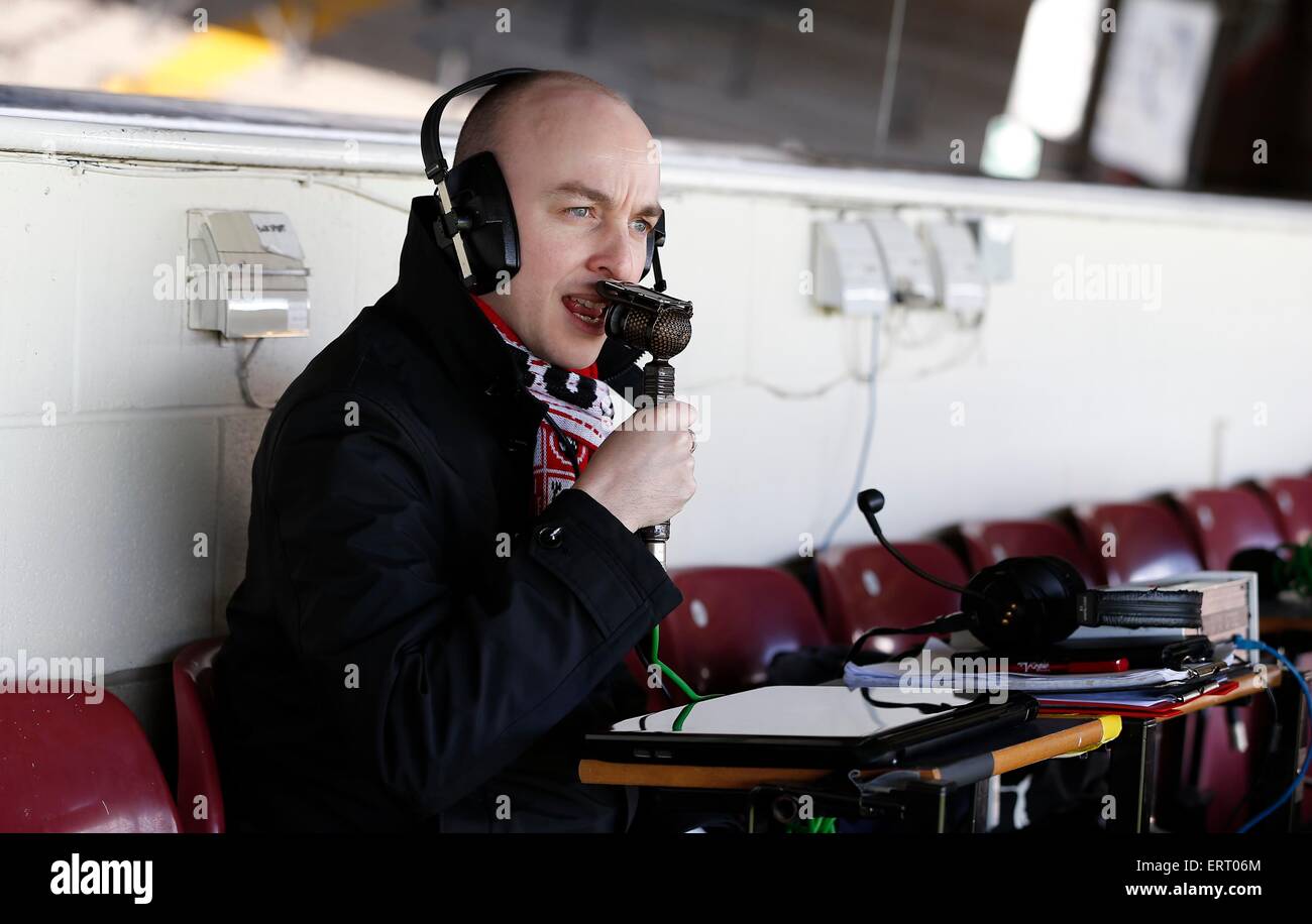 Un presentatore Radio trasmette in diretta da un evento sportivo. Foto Stock