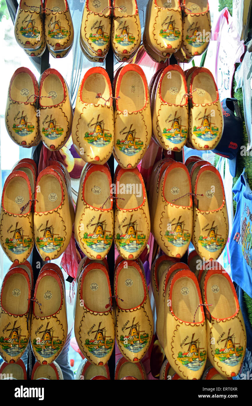 Zoccoli di legno per la vendita in un negozio di souvenir in Amsterdam, Olanda. Foto Stock