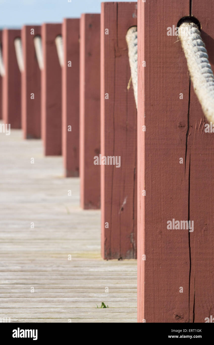 Plank sentiero e la recinzione di confine barriera corda closeup Foto Stock