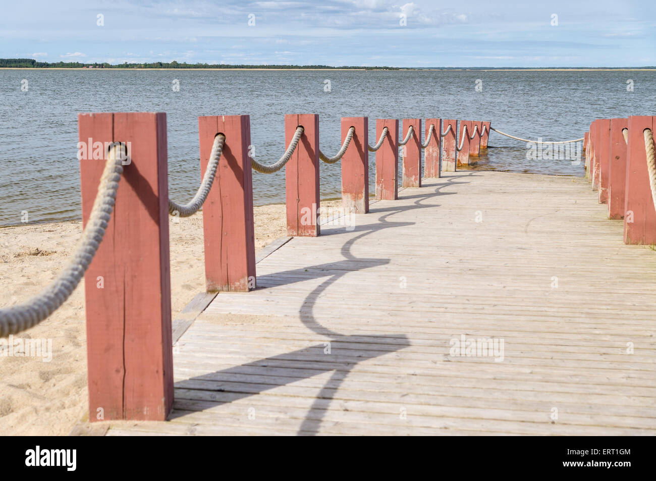 Plank sentiero e la recinzione di confine barriera di corda sulla spiaggia Foto Stock