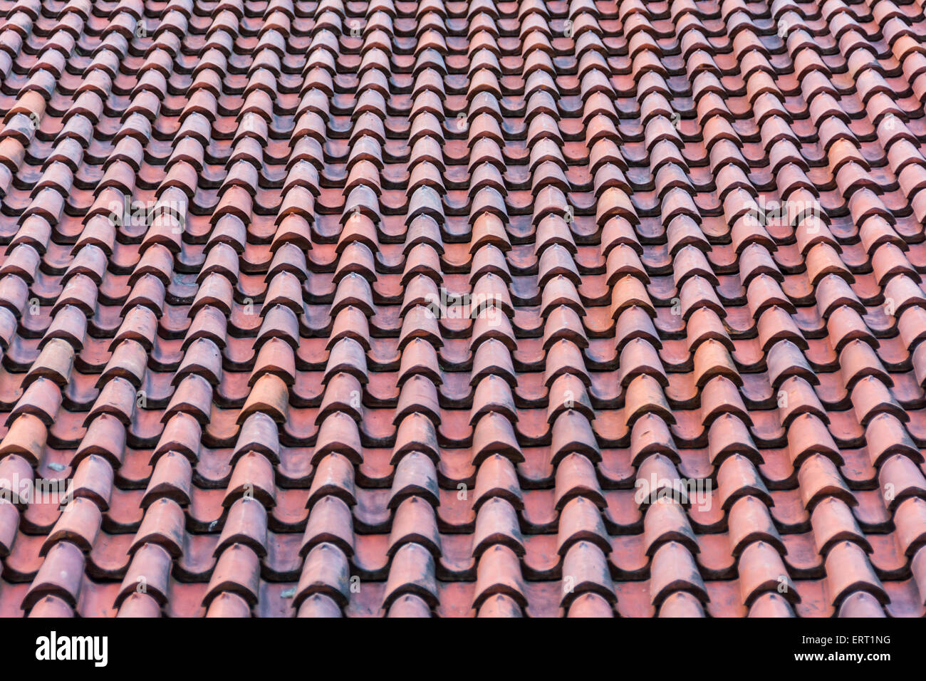 Superficie omogenea di colore rosso tetto spiovente di piastrelle. Foto Stock