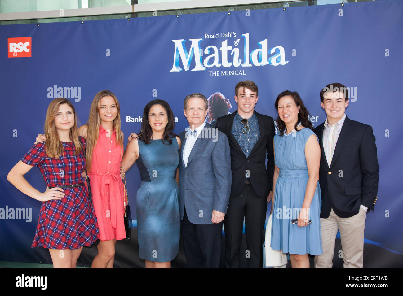 Los Angeles, Stati Uniti d'America. 07Th Giugno, 2015. 7 giugno 2015 - Katie Ahmanson, Kara Ahmanson, Karla Ahmanson, Bill Ahmanson; Johnny Amato, Patti McKenna e Conner McKenna al 'MATILDA il Musical' apertura al Ahmanson Theatre di Los Angeles, CA, Stati Uniti d'America il 7 giugno 2015 Credit: Kayte Deioma/Alamy Live News Foto Stock