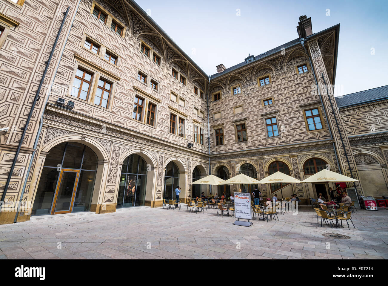 Cortile del Palazzo Schwarzenberg, Praga, Repubblica Ceca Foto Stock