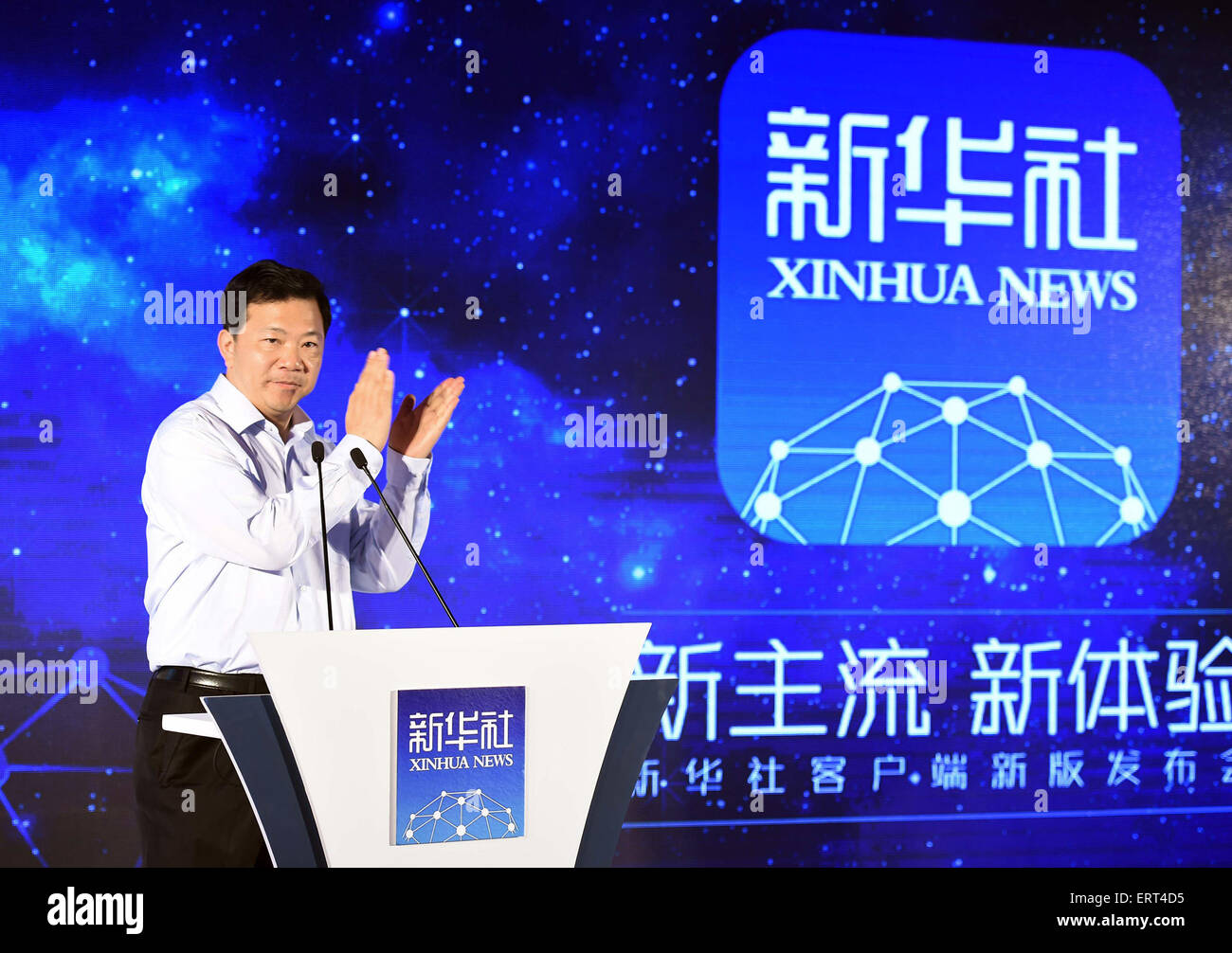 Pechino, Cina. 8 Giugno, 2015. Vice Presidente di Xinhua News Agency Shen Haixiong presiede la cerimonia di lancio della nuova versione del mobile news app della Xinhua News Agency a Pechino Capitale della Cina, Giugno 8, 2015. Xinhua News Agency ha lanciato lunedì scorso una nuova versione della sua cinese app news, segnando una tappa fondamentale nell'agenzia di notizie di sforzi per far avanzare l'integrazione tra media tradizionali e nuovi. © Li ha/Xinhua/Alamy Live News Foto Stock