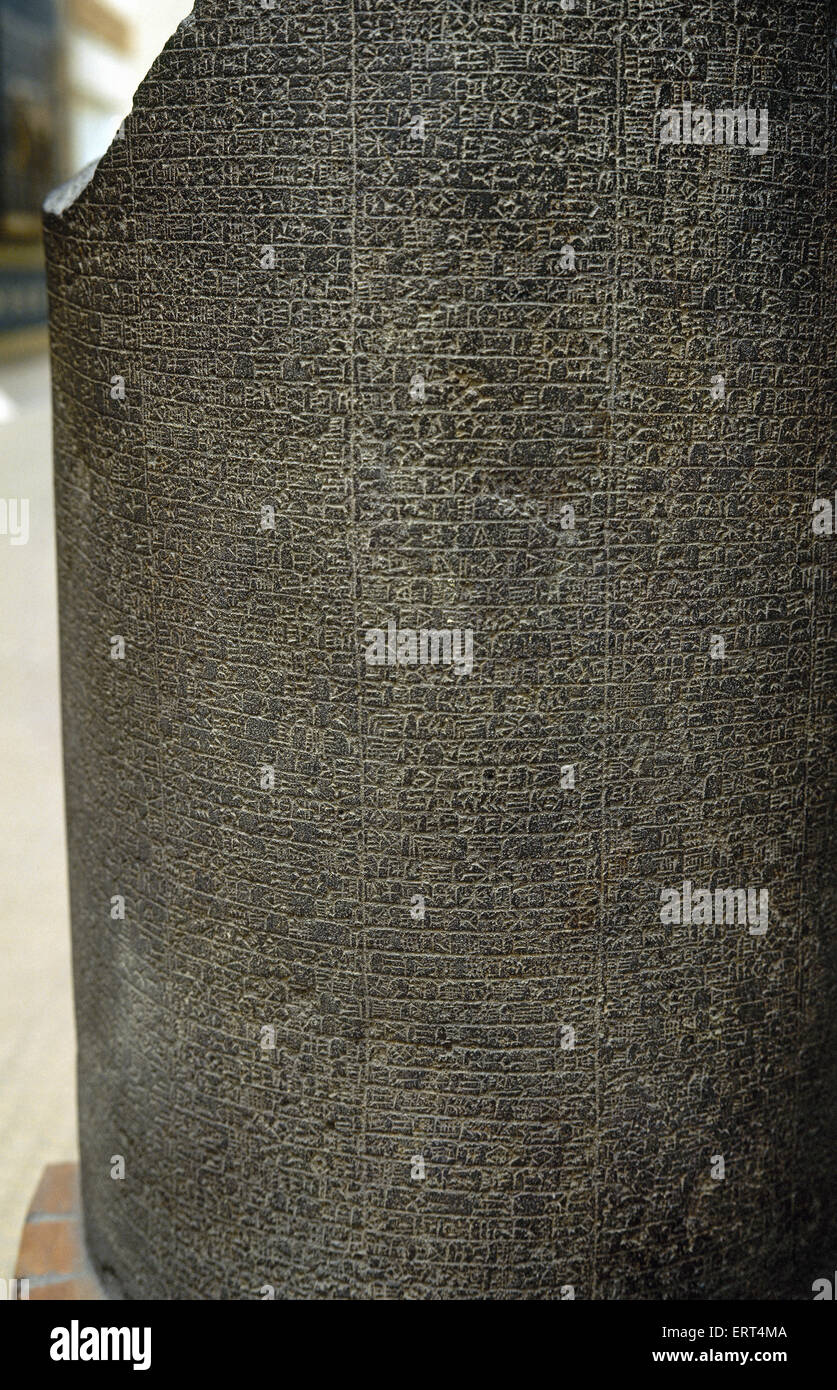 Periodo Neo-Asirian. Stele con iscrizione cuneiforme. Viii secolo. Museo archeologico di Istambul. La Turchia. Foto Stock