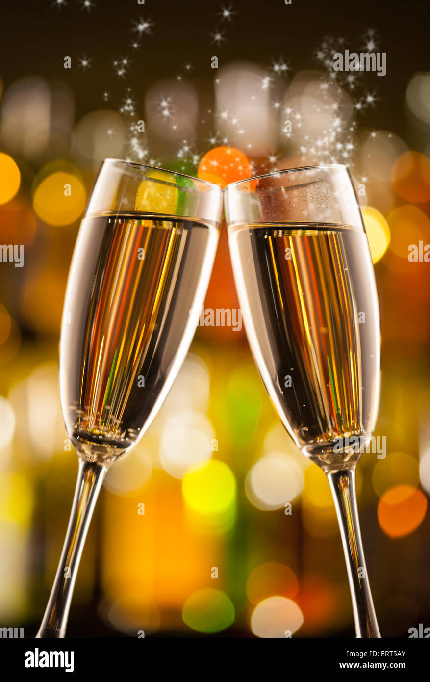 Celebrazione tema con due bicchieri di champagne. Bottiglie di sfocatura  sullo sfondo Foto stock - Alamy