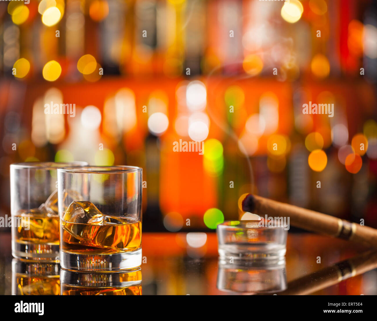 Bevande di whiskey sul banco bar con blur botles su backgorund Foto Stock