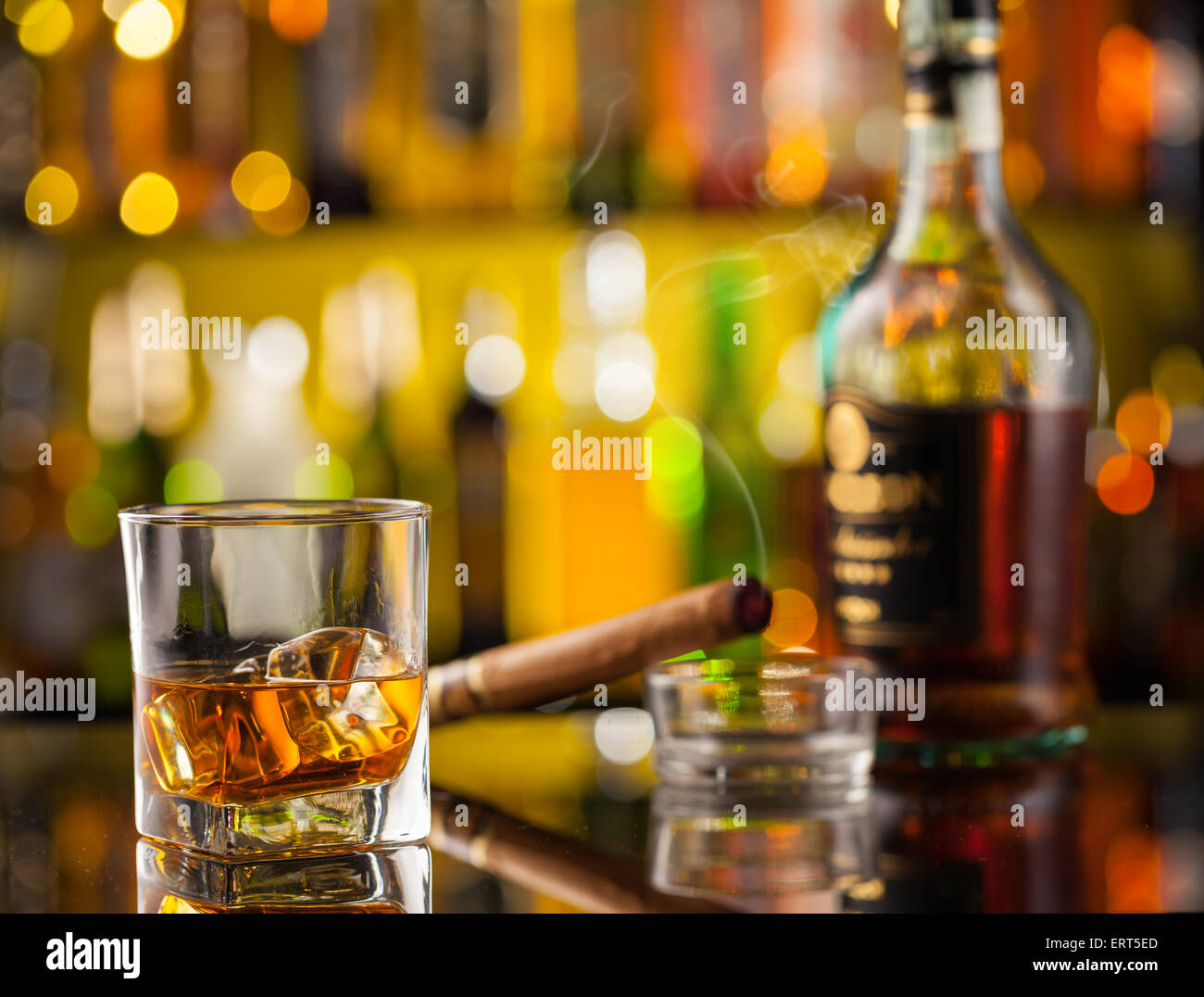 Drink di whiskey con fumare un buon sigaro e chiave auto sul bancone. Concetto di pericolo di alcool e guida auto Foto Stock
