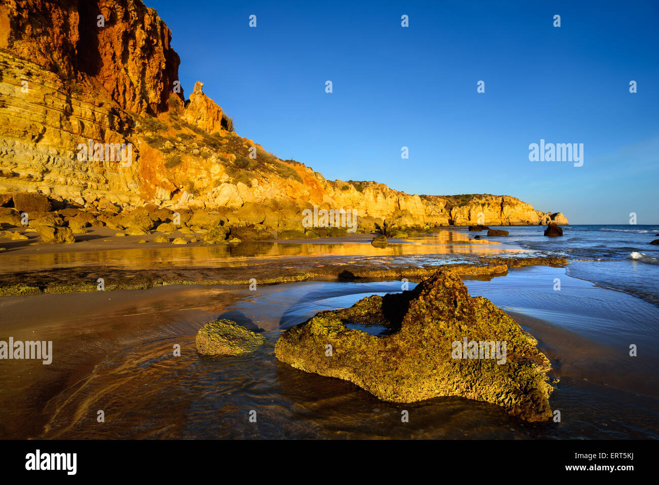 Costa rocciosa all'Atlantic nella luce del sole dorato, con il profondo blu del cielo e acqua Foto Stock