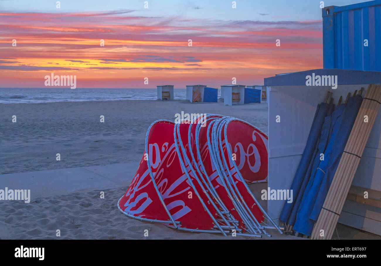 Un romantico tramonto sul Mare del Nord a Katwijk aan Zee, una popolare località balneare, in South Holland, Paesi Bassi. Foto Stock