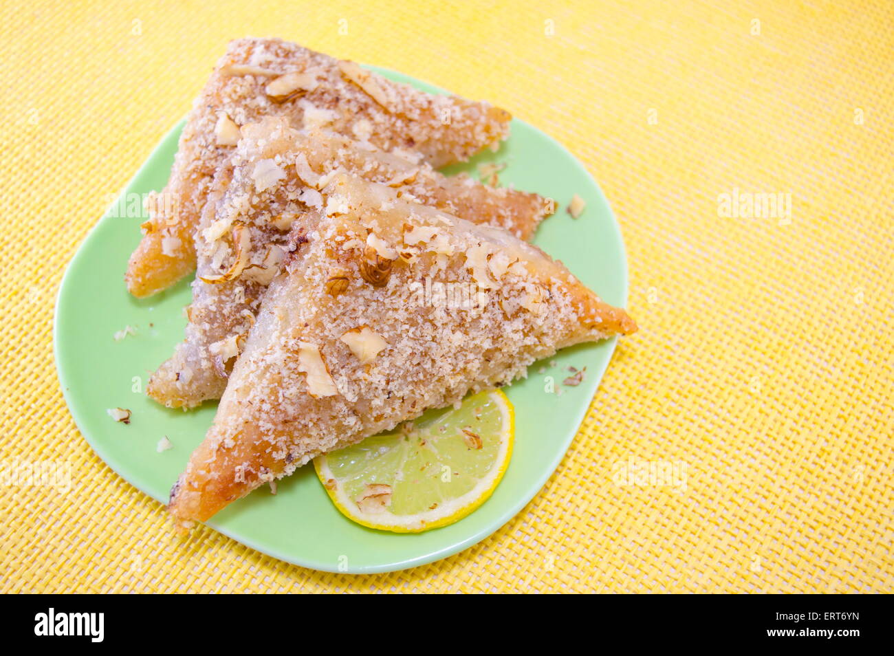 A forma di triangolo Baklava turco su una piastra Foto Stock