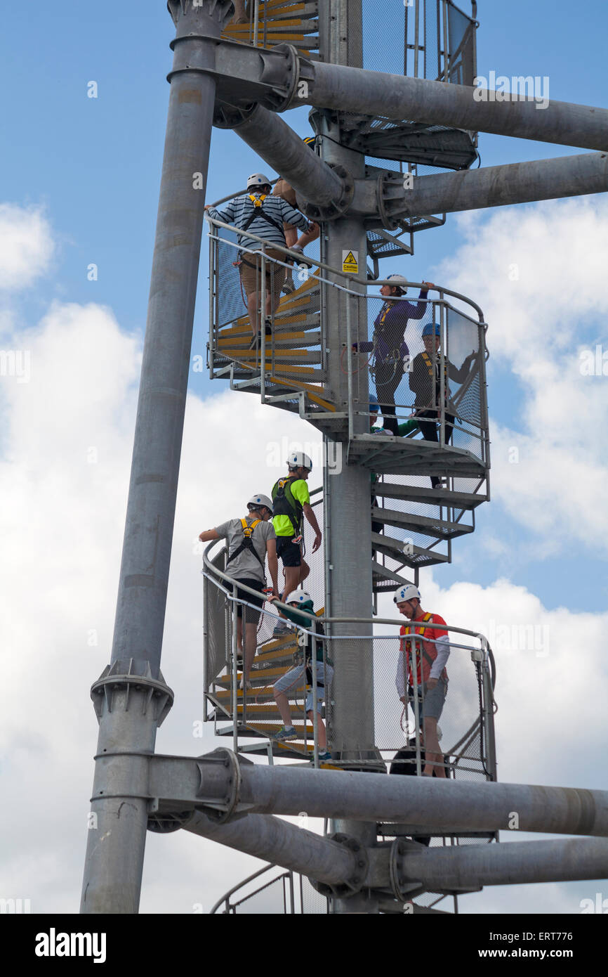 Salendo una scalinata a spirale alla sommità della torre di lancio per provare il molo zipwire sul molo di Bournemouth e Dorset in giugno Foto Stock