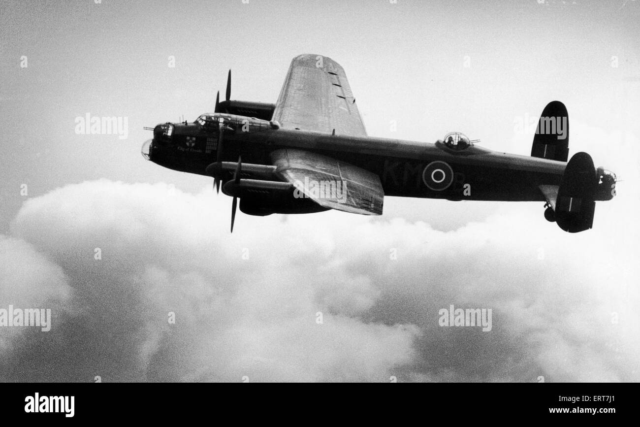 L'ultimo servizio Royal Air Force Avro Lancaster bomber effettua il suo primo volo in quanto essendo collegato a massa due anni fa per una completa revisione. Nella foto in volo a Staverton Air Show, che farà la sua visita annuale al RAFA Air Display all aeroporto Baginton, Coventry. Maggio 1979. Foto Stock