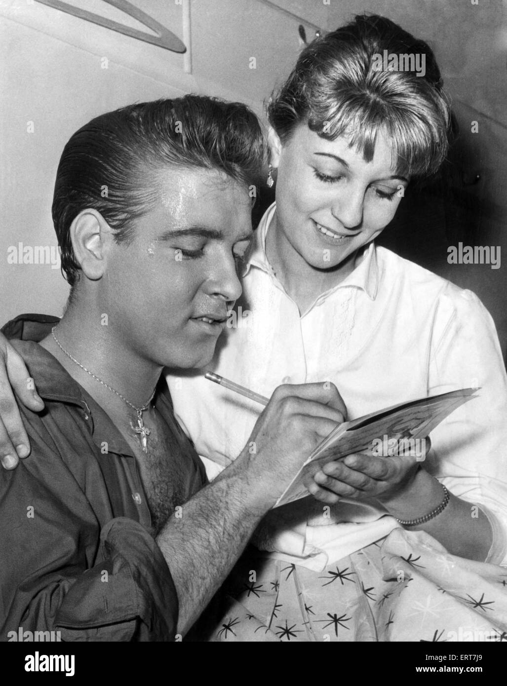 Eddie Cochran, cantante, segni autografo per ventola Ann Berwick dai mulini di fieno, Birmingham, dopo il concerto presso l'Ippodromo, Birmingham, sabato 12 marzo 1960. Foto Stock