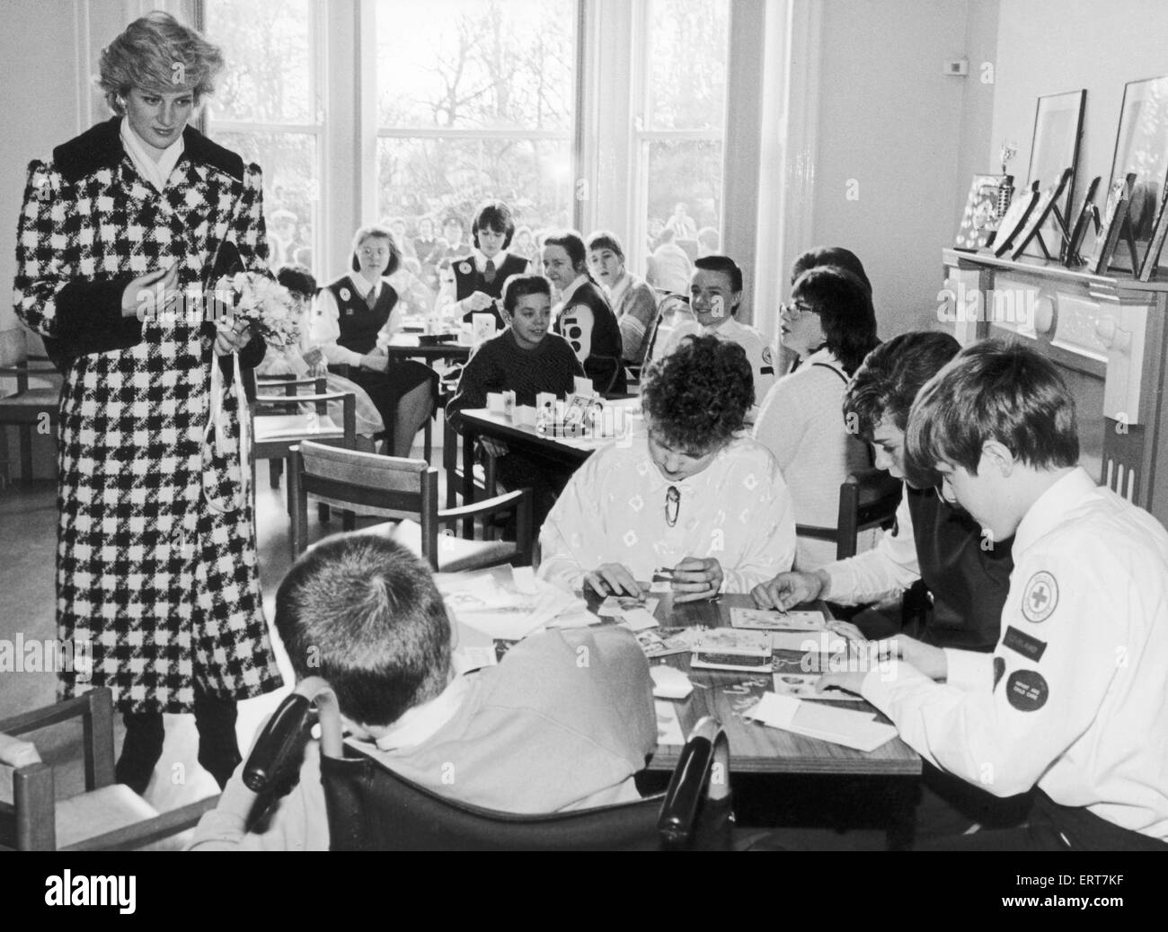 La principessa Diana, Principessa del Galles visto qui a parlare con i portatori di handicap e i soccorritori a Middlesbrough X rossa HQ durante una visita a Teesside. Il 18 marzo 1987 Foto Stock