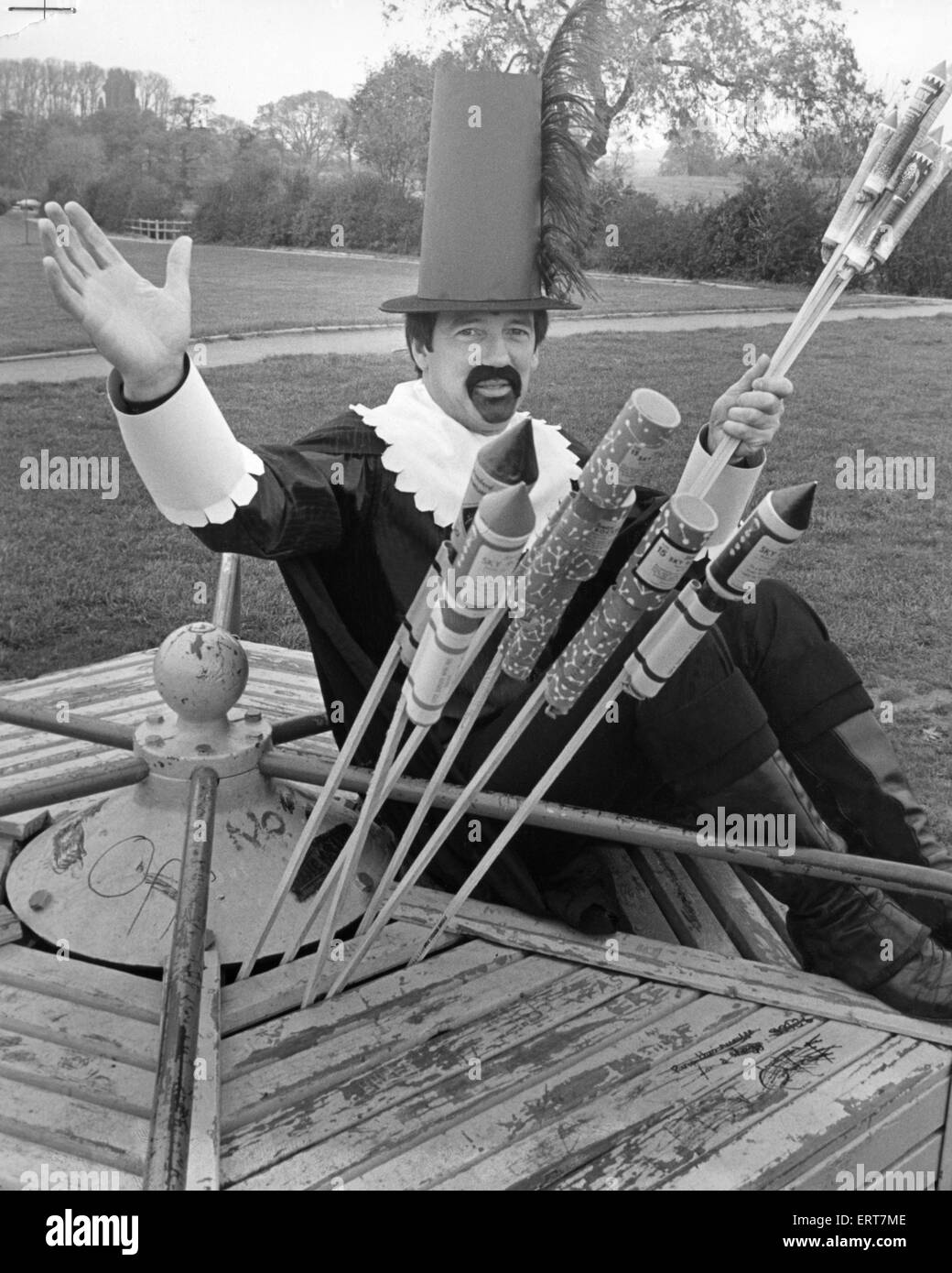 Giovanni timone come Guy Fawkes visto qui promuovendo la Guisborough annuale di fuochi d'artificio. Il 30 ottobre 1982 Foto Stock