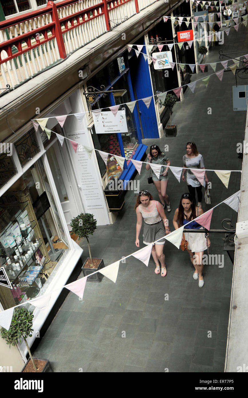 Giovani femmine amici passeggiare tra i negozi nella galleria del castello di Cardiff City Centre, Wales UK KATHY DEWITT Foto Stock
