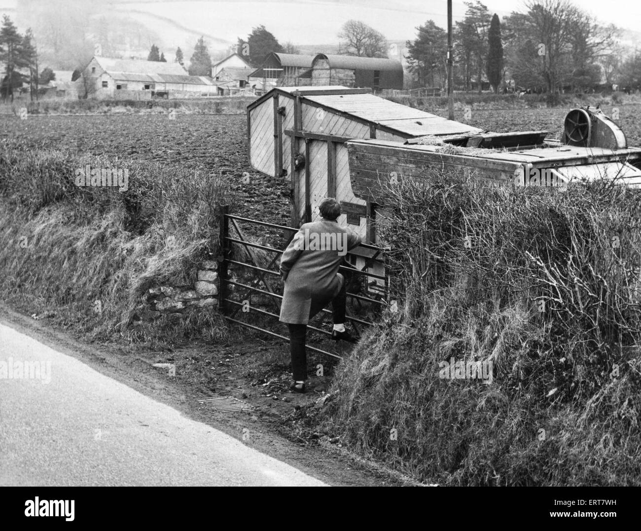 Il villaggio di Llangendeirne nel fiume Gwendraeth River Valley, Carmarthenshire, Dyfed regione del Galles occidentale. I gateway per i campi sono barricati con i trattori e gli attrezzi del campo per evitare che gli ispettori di entrare nella resistenza contro il tentativo Foto Stock