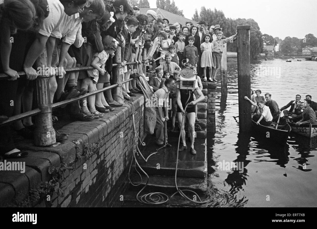 Test fuori casa fatta di attrezzature subacquee, con la folla a guardare. Wiltshire. Circa 1945. Foto Stock