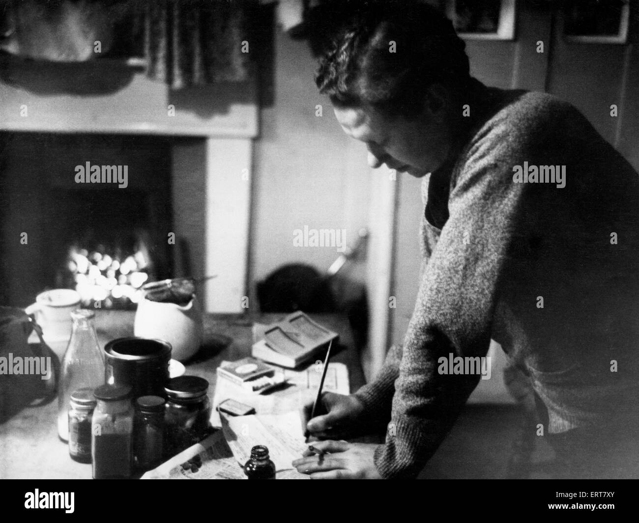 Poeta Dylan Thomas nella foto al suo appartamento a Chelsea, Londra, 1945. Foto Stock