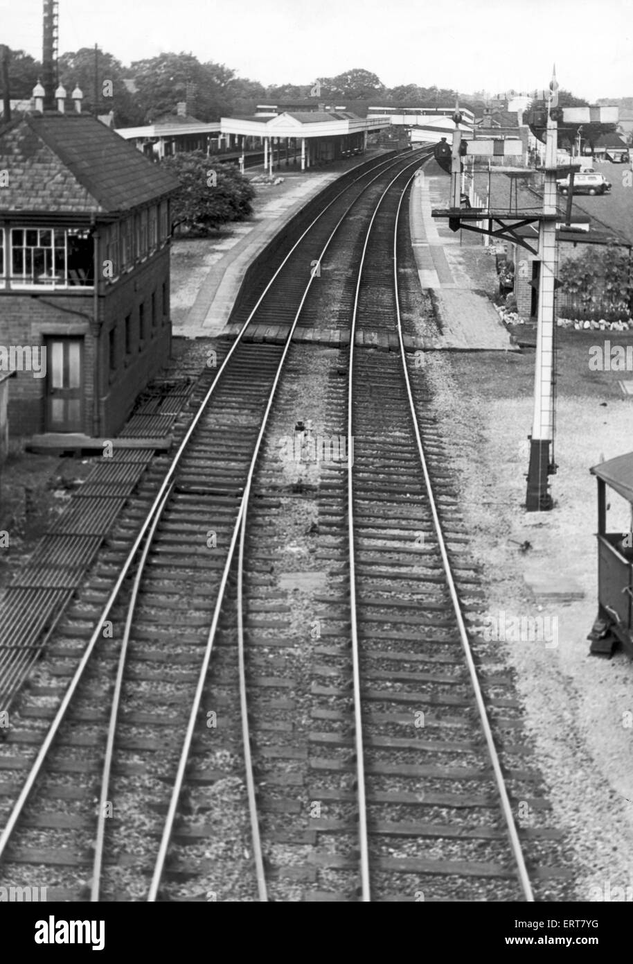 Knowle e Denham incidente ferroviario. Tre persone sono state uccise a Knowle e Denham stazione (ora noto come stazione di Denham) , West Midlands. Una vista dal ponte guardando verso la stazione di Denham. Il Birmingham-Paddington express si avvicinò a lungo la linea destra del doppio binario nel centro dell'immagine e la collisione con il treno merci ha avuto luogo sotto il ponte. Il 23 agosto 1963. Foto Stock
