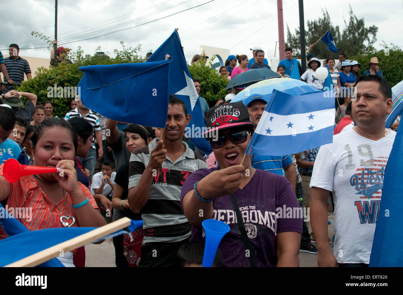 (150608) -- TEGUCIGALPA, Giugno 8, 2015 (Xinhua) -- i sostenitori del partito nazionale prendere parte in un marzo contro corrpution una impunità a Tegucigalpa, Honduras, il 7 giugno 2015. I dimostranti chiedono giustizia e la punizione per il popolo che la distrazione dell'Honduras Istituto di Previdenza Sociale (IHSS, per il suo acronimo in spagnolo), e sostenere il presidente onduregno, Juan Orlando Hernandez, secondo la stampa locale. (Xinhua/Rafael Ochoa) (RTG) Foto Stock